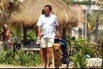 Marbella 15 juni 2003
Edwin de Vries wandelend met zijn hond