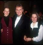 Henny Huisman 1991 met zijn twee dochters