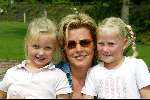 Kaatsheuvel 22 juni 2003
Opening nieuwe show in de efteling
Irene Moors met dochtertje (links)