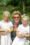 Kaatsheuvel 22 juni 2003
Opening nieuwe show in de efteling
Irene Moors met dochtertje (links)