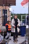 Muiden 6 mei 2001
Koningin beatrix neemt haar hondjes mee als ze gaat varen met de Groene Draeck.