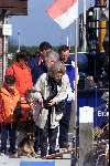 Muiden 6 mei 2001
Koningin beatrix neemt haar hondjes mee als ze gaat varen met de Groene Draeck.