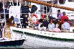 Muiden 07 mei 2000
Koningin Beatrix, Prins Constantijn en Laurentien Brinkhorst varen met de Groene Draeck