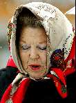 Lech 8 februari 2003
Koningin Beatrix met hoofddoekje op skivakantie in Lech