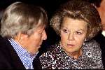 Amsterdam 11 december 2001
Uitreiking prijs van het Prins Claus fonds in het paleis op de dam. Prins Claus en Koningin Beatrix