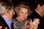 Amsterdam 11 december 2001
Uitreiking prijs van het Prins Claus fonds in het paleis op de dam. Prins Claus en Koningin Beatrix