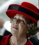Amstelveen 14 mei 2003
Koningin Beatrix bij blindengeleidehond instituut
Labrador