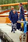 Muiden 17 juni 2002
Koningin Beatrix met haar twee hondjes bij De Groene Draeck