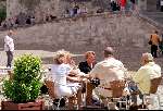 Avignon  13 juni 1999
Een zeer ongedwongen Koningin Beatrix met Prins Claus
bij Rest.  vLe Lutrin