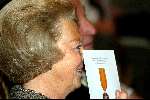 Amsterdam20 juni 2003
Koningin Beatrix  bij uit uitreiking van de zilveren anjers in het paleis op de dam