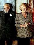 Amsterdam20 juni 2003
Koningin Beatrix  en Prins Bernhard bij uit uitreiking van de zilveren anjers in het paleis op de dam