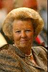 Amsterdam20 juni 2003
Koningin Beatrix en prins bernhard buit uitreiking van de zilveren anjers in het paleis op de dam