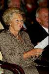 Amsterdam20 juni 2003
Koningin Beatrix en prins bernhard buit uitreiking van de zilveren anjers in het paleis op de dam