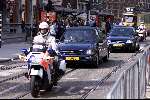 Amsterdam 21 juni 2001
Antonvan Leeuwenhoekkliniek
Operatie van Pieter v Vollenhoven
Koningin Beatrix bij aankomst ziekenhuis met politiebegeleiding