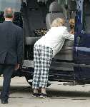Muiden 22 juni 2003
Koningin Beatrix haalt haar hondje uit de auto om heerlijk samen te gaan varen met de Groene Draeck