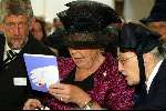 Baarn 23 april 2003
Koningin Beatrix op bezoek bij bejaarden met Majoor Boszhard