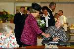 Baarn 23 april 2003
Koningin Beatrix op bezoek bij bejaarden met Majoor Boszhard