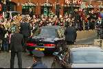 Scheveningen 27 januari 2002
Brunch van Maxima en Prins Willem Alexander in het Kurhaus. 
Koningin Beatrix met beveiliging langs auto