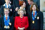 Den Haag 27 februari 2002
Huldiging Olympische sporters bij de koningin.
Jochem Uytdehaage Gerard v Velde en Koningin Beatrix
