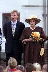 Katwijk 29 april 2000
Koninginnedag in Katwijk en Leiden.
Koningin Beatrix en Prins Willem Alexander zingen hetvolkslied