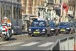 Amsterdam 9 december 2003
Uitreiking Prins Claus prijzen in paleis op de dam.     koningin Beatrix  in auto met chauffeur Gerard. Peter