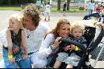 Kaatsheuvel 22 juni 2003
Opening nieuwe show in de efteling
Marco Borsato met Leontine Borsato met de kinderen
