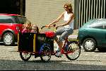 Amsterdam 27 juni 2003
Mariska Hulscher met kinderen in bakfiets