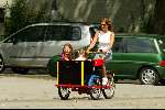 Amsterdam 27 juni 2003
Mariska Hulscher met kinderen in bakfiets