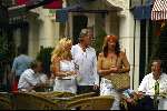 Amsterdam, 4 juni 2003 Mary Borsato wandelend in de PC Hooftstraat met man Bert en vriendin