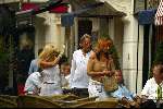 Amsterdam, 4 juni 2003 Mary Borsato wandelend in de PC Hooftstraat met man Bert en vriendin