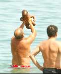 Marbella 15 juni 2003

Paul de Leeuw en stefan nugter met kinderen op het strand .en edwin de vries


Peter Smulders bv
