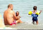 Marbella 15 juni 2003
Paul de Leeuw met kinderen op het strand