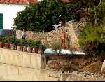Porto Ercole 6 augustus 2003
Prins Bernhard in de buitenlucht douchend