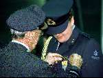 Eindhoven, 18 januari 1994
Prins Bernhard onderscheidt zijn kleinzoon Prins Willem Alexander met het behalen van zijn vliegbrevet F-27