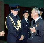 Eindhoven, 18 januari 1994
Prins Bernhard onderscheidt zijn kleinzoon Prins Willem Alexander met het behalen van zijn vliegbrevet F-27