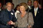Amsterdam20 juni 2003
Koningin Beatrix en Prins Bernhard buit uitreiking van de zilveren anjers in het paleis op de dam