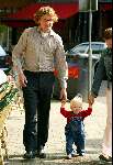 Amsterdam 3 juli 2003
Prins Bernhard jr Prinses Annette en hun dochtertje Prinses Isabella met haar eerste stapjes