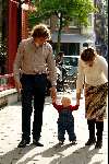 Amsterdam 3 juli 2003
Prins Bernhard jr Prinses Annette en hun dochtertje Prinses Isabella met haar eerste stapjes