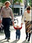 Amsterdam 3 juli 2003
Prins Bernhard jr Prinses Annette en hun dochterje Prinses Isabella met haar eerste stapjes