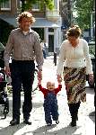Amsterdam 3 juli 2003
Prins Bernhard jr Prinses Annette en hun dochtertje Prinses Isabella met haar eerste stapjes