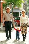 Amsterdam 3 juli 2003
Prins Bernhard jr Prinses Annette en hun dochtertje Prinses Isabella met haar eerste stapjes