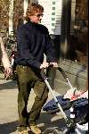 Amsterdam 7 april 2002

Prins Bernhard Jr en Annette Sekreve met dochter prins Maurits. Prinses Anna


Peter Smulders bv
