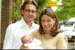 Amsterdam 8 juni 2002
Prins Bernhard jr en Prinses Annette Sekrev met hun dochtertje Prinses Isabella