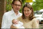 Amsterdam 8 juni 2002
Prins Bernhard jr en Prinses Annette Sekrev met hun dochtertje Prinses Isabella