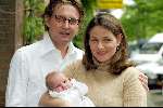 Amsterdam 8 juni 2002
Prins Bernhard jr en Prinses Annette Sekrev met hun dochtertje Prinses Isabella