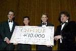 Amsterdam 15 december 2003
Premiere Lord of the Rings in Tuschinski.
Prins Floris neemt cheque voor rode kruis in ontvangst.
Peter Smulders bv