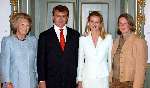 Den Haag 30 juni 2003
Verloving Mabel Wisse Smit met moeder en Prins Friso met Koningin Beatrix op huis ten bosch.