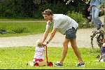 Amsterdam 17 juli 2002
Prinses Marilene en Prins Maurits met Prinses Anna wandelend in Vondelpark