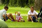 Amsterdam 17 juli 2002
Prinses Marilene en Prins Maurits met Prinses Anna wandelend in Vondelpark