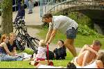 Amsterdam 17 juli 2002
Prinses Marilene en Prins Maurits met Prinses Anna wandelend in Vondelpark